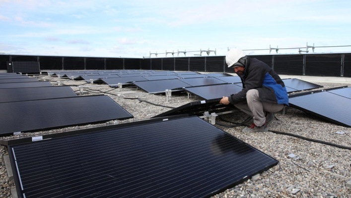 Die 3.900 Quadratmeter große Solaranlage an den Fassaden und auf dem Dach des Schweizer Gebäudes.