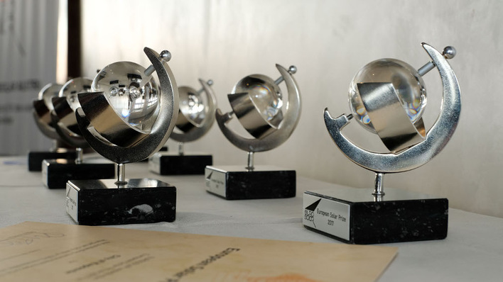 Die Trophäen für die Gewinner des Europäischen Solarpreises stehen bereit.