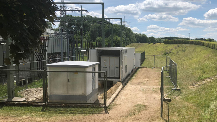 Zusammen mit dem benachbarten Wasserkraftwerk liefert der Speichercontainer Primärregeleistung. Das Hirn der Anlage ist ein selbst entwickeltes Energiemanagementsystem.