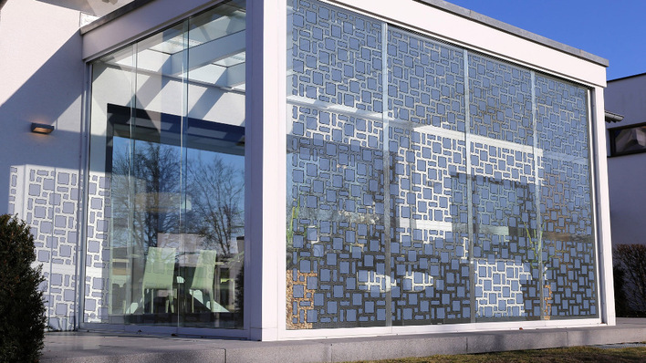 Technologien wie die organische Photovoltaik haben den Vorteil, dass Architekten mit ihnen frei gestalten können - komplett ohne Restriktionen in Form, Größe oder Farbe.