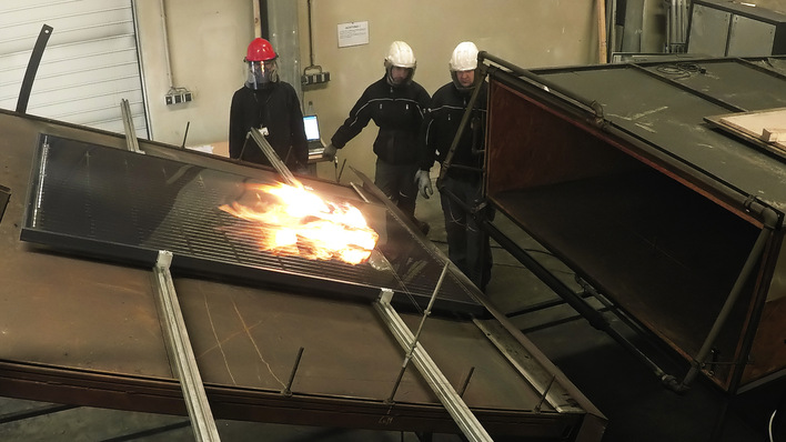 Brandtest eines Solarmoduls Vision 60M Build von Solarwatt auf dem Freiberger Prüfstand.