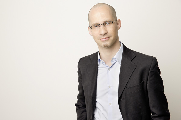 Jaron Schächter  ist Geschäftsführer von Senec in Leipzig. Der 40-Jährige verfügt über umfangreiche Erfahrung als Unternehmensgründer und Geschäftsführer in der Onlinewirtschaft. So gehörte er zu dem Gründerteam des Start-ups Matchinguu, das auf sogenanntes Push-Marketing spezialisiert ist. 2017 verkauften die Gründer das Unternehmen an den US-Konzern Verve. Schächter ist seit -August 2018 bei Senec.