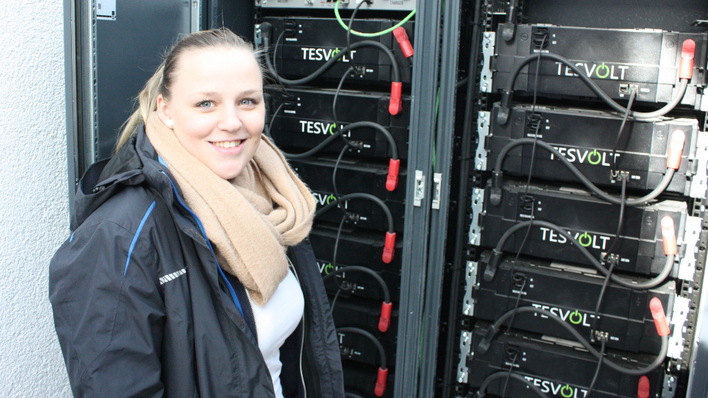 Luca Schleicher erläutert die Haustechnik im Gebäude.