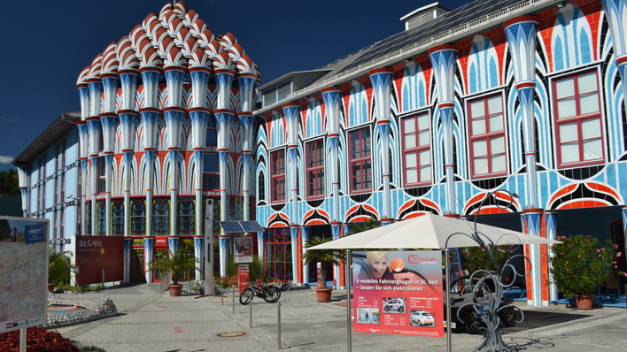 Das vom Wiener Künstler Ernst Fuchs gestaltete Hotel in St. Veit/Glan ist Eigentum der Stadt. Eine Solaranlage wäre damit förderungsfähig - gäbe es sie nicht schon längst.