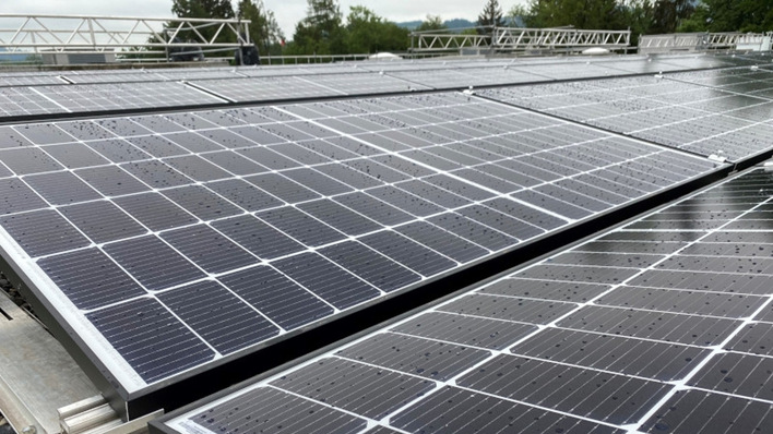 Der Regen bei der Inbetriebnahme darf nicht darüber hinwegtäuschen, dass jede Einheitpro Jahr mehr als 100 Kilowattstunden sauberen Solarstrom liefert.