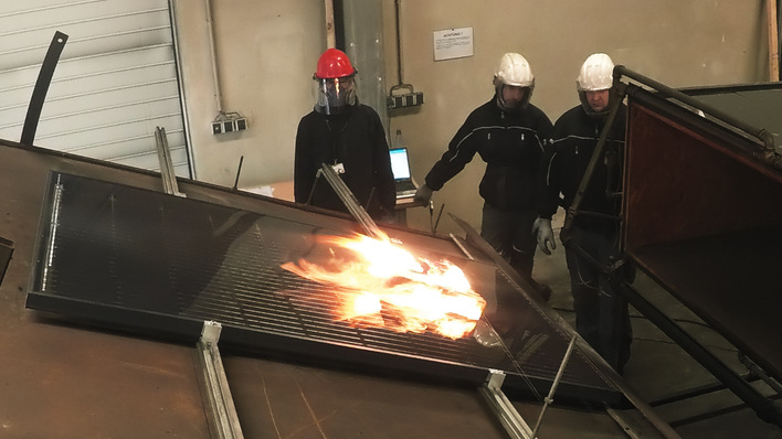 Flammentest von Vision-Solarmodulen in Freiberg in Sachsen.