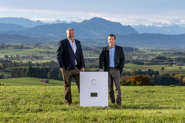 Die Sonnen-Gründer Christoph Ostermann und Torsten Stiefenhofer mit einem Heimspeicher aus ihrem Hause.