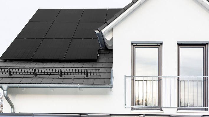 Installation der neuen Alpha-Module von REC auf einem Wohnhaus in München.