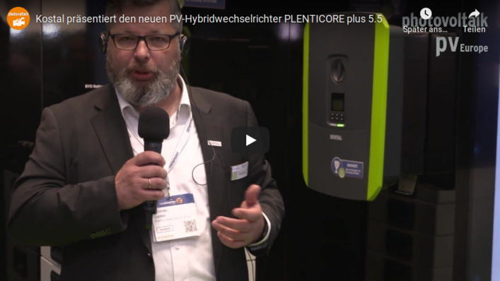 Thomas Garber von Kostal erläutert die Details des neuen Hybridwechselrichters Plenticore.