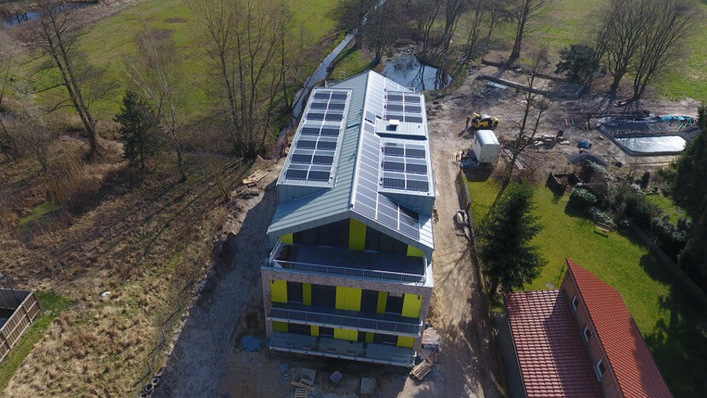 Der Strom aus der Photovoltaikanlage treibt die Wärmepumpe an. Die nutzt außerdem zwischengelagerten Strom aus dem Speicher. So schafft es das Gebäude auf den Standard KfW-40-Plus.