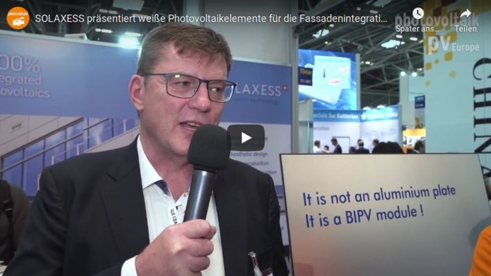 Solaxess aus der Schweiz präsentierte in München 2019 metallisch glänzende Module für Fassaden.