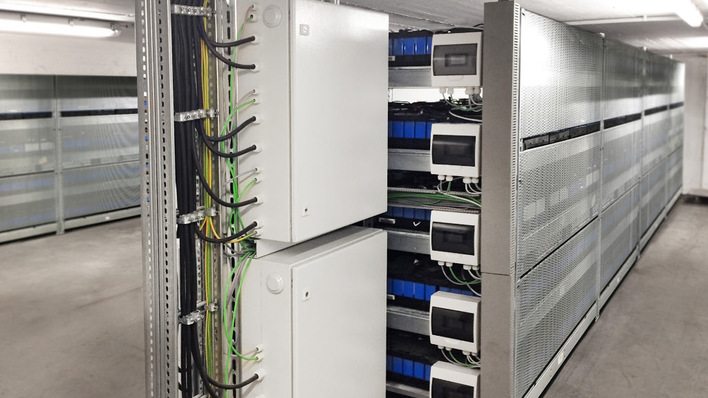 Stromspeicher der Trostberger Stadtwerke. Er verwendet neue und Second-Use-Batteriemodule.