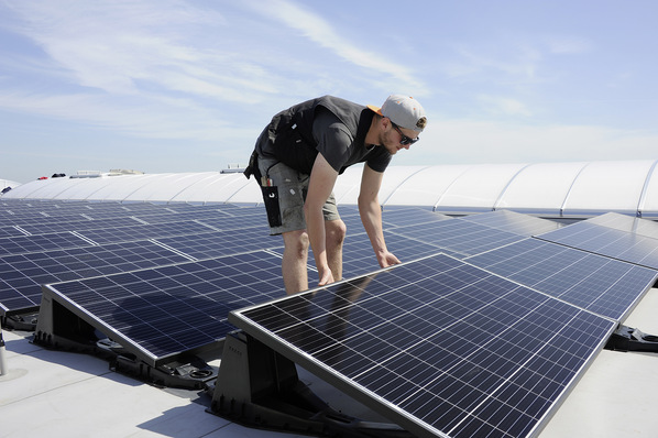 Auflegen der gerahmten Module auf dem Untergestell.