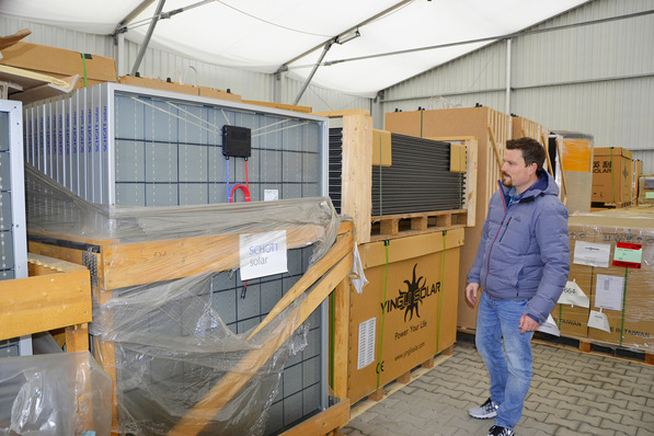 Neben ausgelaufenen Modellen von aktuellen Herstellern gibt es auch Module von Anbietern, die längst nicht mehr am Markt sind. Hier eine Kiste Paneele von Schott Solar.