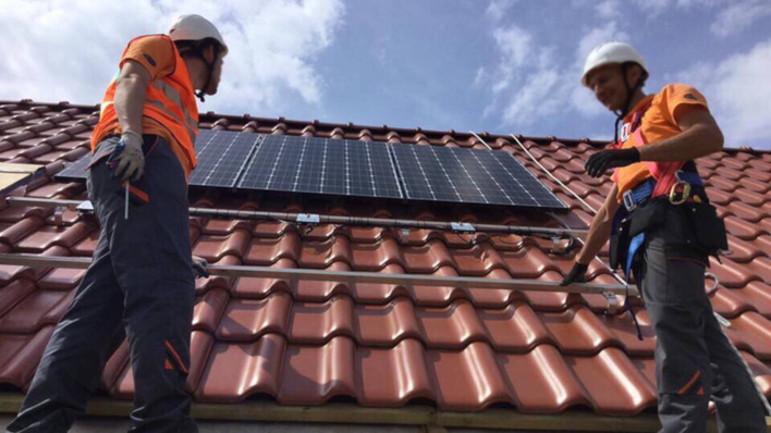 Die Solarteure haben in diesem Jahr wieder viel zu tun. Die Auftragsbücher füllen sich weiter, nachdem der Solardeckel gefallen ist.