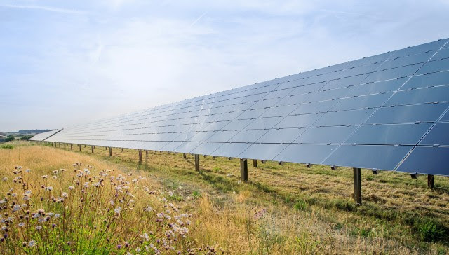 Der Solarpark liefert Strom für die Fertigung von Bosch.