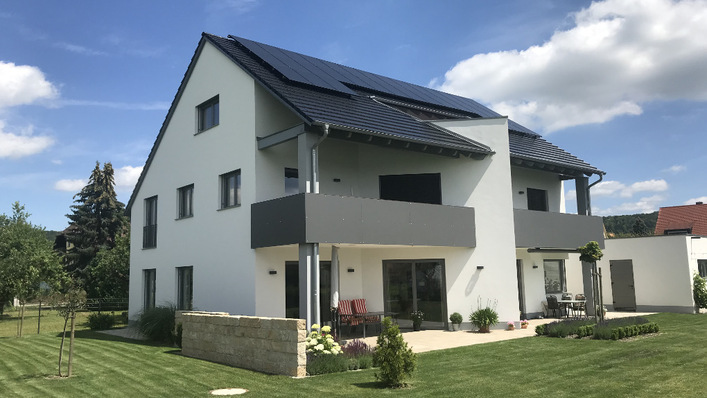 Die schwarzen Module auf dem Dach sind das Herz des gesamten Energiesystems.