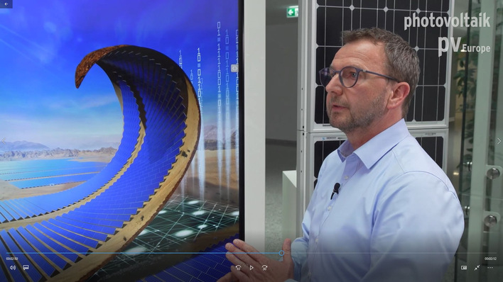 Torsten Sieker von Phoenix Contact erläutert das Integrierte Managementsystem für Solarparks von Phoenix Contact.