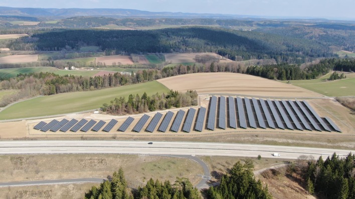 Ein Luftbild des Solarparks Rottenbach in Oberfränken.