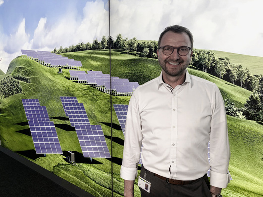 Torsten Sieker von Phoenix Contact erläutert die Neuheiten für 2020.
Torsten Sieker leitet die Abteilung Global Industry Management Solar Power bei Phoenix Contact. Seine Aufgaben umfassen das internationale Projektgeschäft, neue Lösungen und deren Vermarktung im internationalen Umfeld sowie Business Development. Er ist seit 1997 bei Phoenix Contact in Blomberg und Bad Pyrmont tätig, davon zwölf Jahre in der Solarbranche. Der erfahrene Produktmanager hat seine Laufbahn mit einem Studium der Elektrotechnik an der Fachhochschule Lippe in Lemgo begonnen.