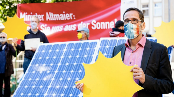 EEG-Novelle: Ein Bündnis für eine Solaroffensive, darunter Professor Volker Quaschning, hat am 3. September mehr als 140.000 Unterschriften an Wirtschaftsminister Peter Altmaier übergeben.
