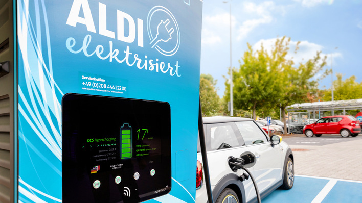 Aldi Süd will noch in diesem Jahr 200 weitere Filialen mit E-Ladesäulen ausstatten.