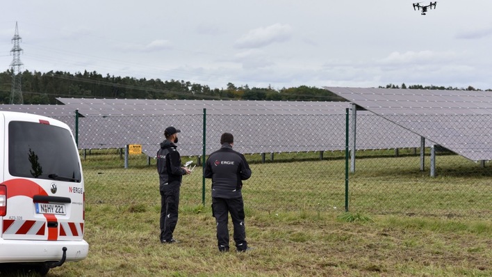 Eine Drohne analysiert eine Anlage der N-Ergie in Bonnhof.