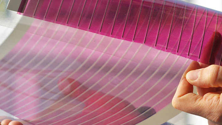 Mit einem neuen Absorbermaterial haben die Forscher des Fraunhofer ISE den Wirkungsgrad der OPV-Zellen nach oben getrieben.