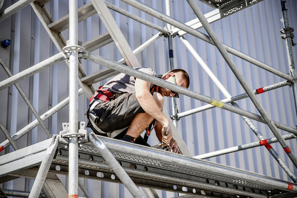Aufbau der Treppentürme am Hangar in Hahn.