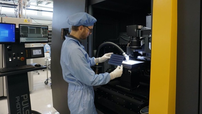 Automatisierte Rolle-zu-Rolle-Anlage am Fraunhofer ISE. Sie wurde im Rahmen des Projekts C3PO entwickelt.