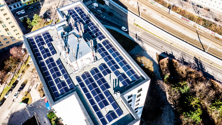 Die Stadt der Zukunft braucht mehr Solarstrom – auch zum Heizen –, um der Hitzentwicklung in urbanen Räumen etwas entgegenzusetzen.