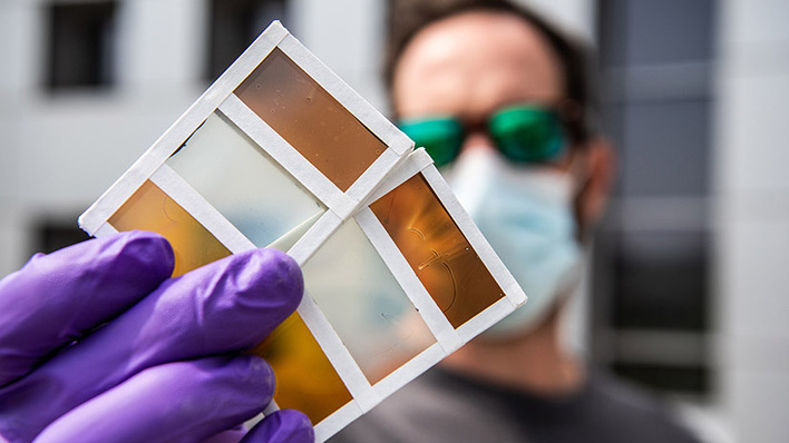 Die Transparenz und die Farbe der Glasscheiben ändert sich mit der Temperatur.