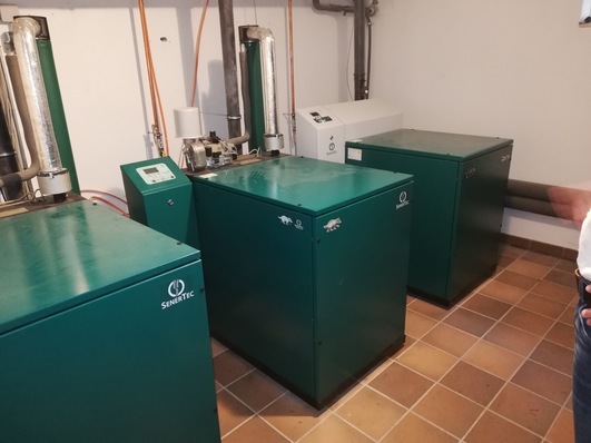 Drei BHKW von Typ Dachs der Firma Senertec laufen hier im Heizungskeller.