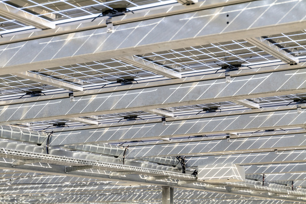 Der bayerische Automobilzulieferer Dräxlmaier hat im Sommer dieses Jahres ein offenes Parkdeck mit 4.200 ­Modulen Vision 60M Construct von Solarwatt überdacht.