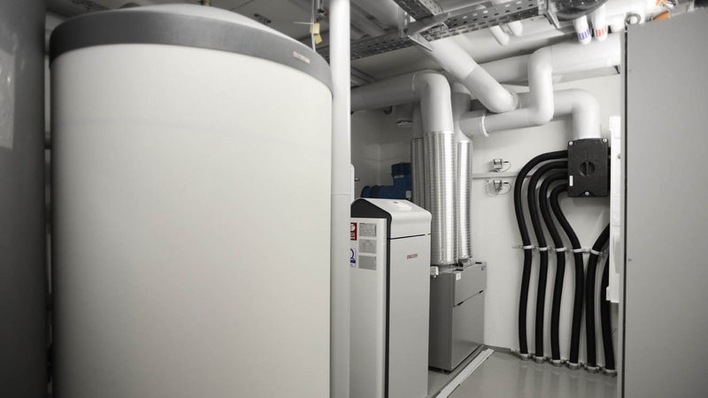 Die Wärmepumpe wird über die Abgaben auf Strom immer noch benachteiligt. Sie erreicht aber schon fast die Kosten von Erdgasheizungen.