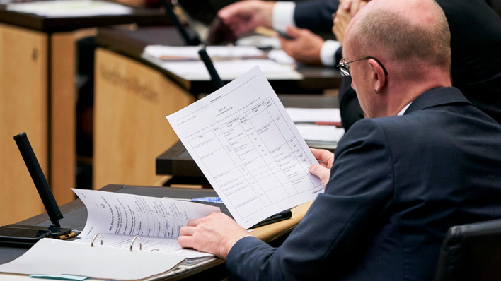 Beratung im Bundestag, der Kammer der Bundesländer.