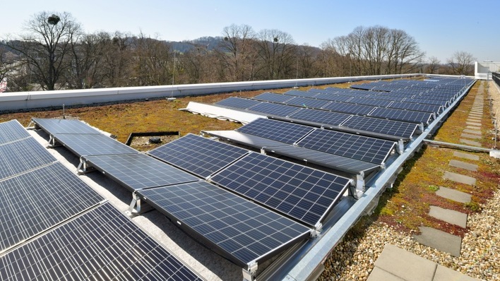 Die Dachanlage hat eine Leistung von 100 Kilowatt und gehört ins Marktstammdatenregister.