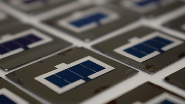 Von außen sehen die Tandemzellen aus wie normale Siliziumsolarzelle. Doch die Innovations steckt im Detail.