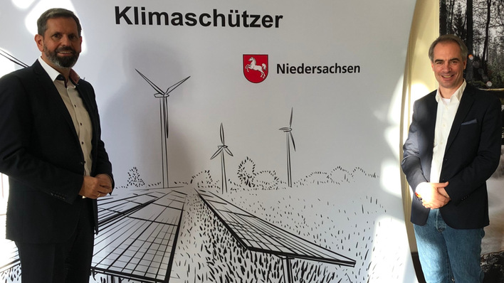 Niedersachsens Umweltminister Olaf Lies (SPD) und BSW-Hauptgeschäftsführer Carsten Körnig anlässlich des Starts des neuen Förderprogramms für Solarspeicher.