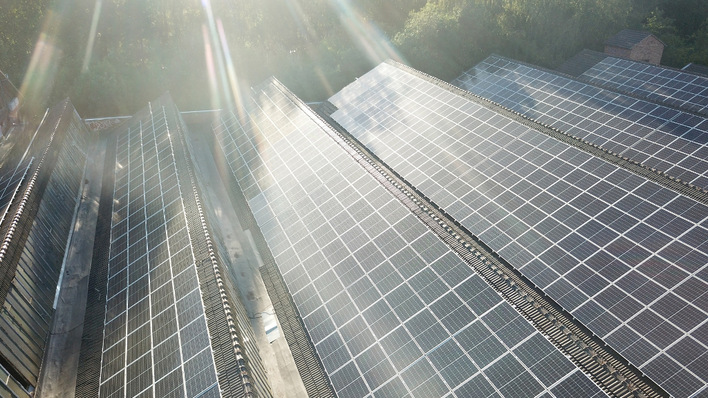 Die Hallen der früheren Jute-Spinnerei und Weberei in Weida am Hermsdorfer Kreuz wurden mithilfe von 1,5 Megawatt Solarkraft auf dem Dach als Gewerbegebiet saniert und revitalisiert.