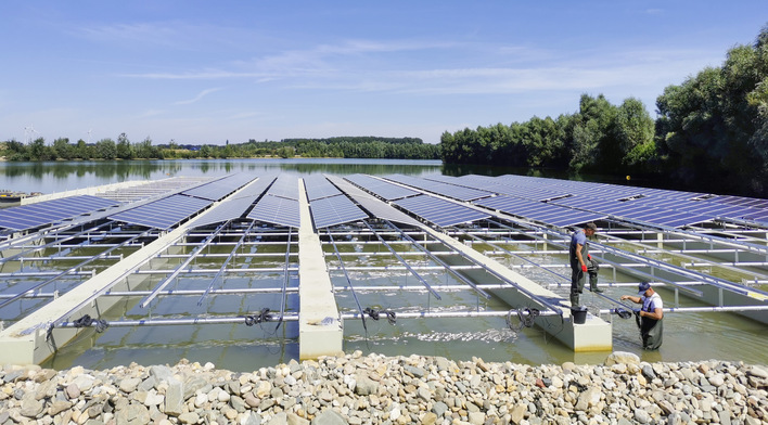 Installation der Solarmodule auf dem Stahlträgersystem.