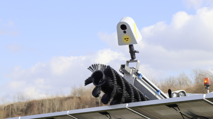 Die Thermografiekamera ist in einem Gehäuse untergebracht, das am oberen Ende des Reinigungsarms befestigt ist.