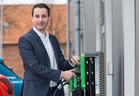 Benjamin Hintz, Produktverantwortlicher Elektromobilität der Wemag, betreut den Aufbau der öffentlichen Ladeinfrastruktur in Schwerin.