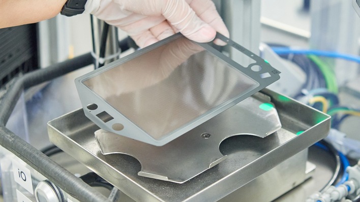 Prüfung einer fertigen Festoxid-Brennstoffzelle bei Bosch in Bamberg.