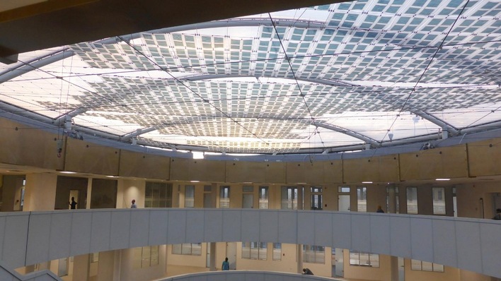 Mit den organischen Solarfolien findet die Photovoltaik überall in urbanen Räumen ihren Platz - wie hier als Überdachung des Hauptquartiers der Organisation für afrikanische Einheit (OAU) in Addis Abeba.