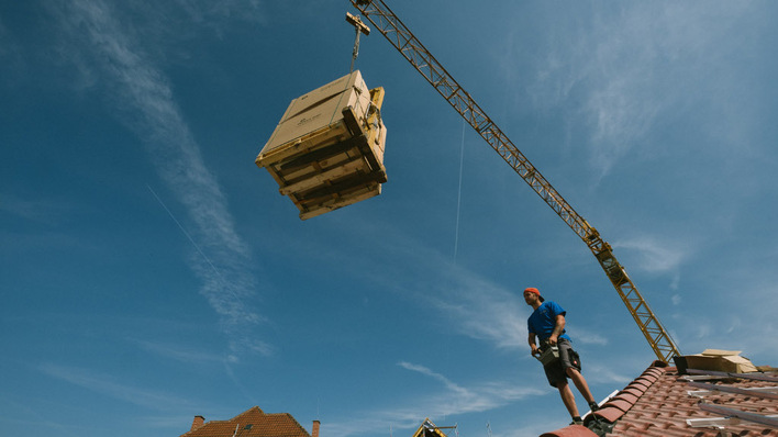 Anlieferung der Solarmodule für ein Bürogebäude in Stuttgart.
