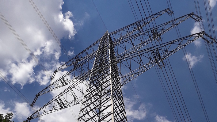 Dieser Strommast im Hambacher Forst versorgt die Kohlebagger im Tagebau Hambach.