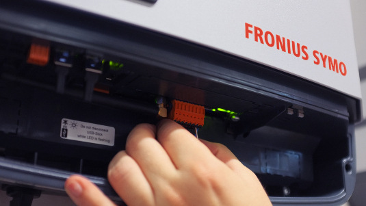 Die Wechselrichter der Solaranlage werden über eine Steuerbox kommunikativ mit dem Netz verbunden.