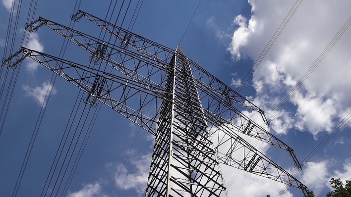 Die Netzkosten treiben die Strompreise.