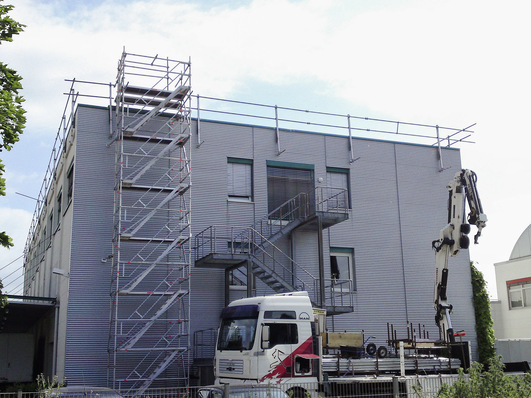 Die Absturzsicherung am Dach und der Treppenturm ersetzen die aufwendige und teure Volleinrüstung.